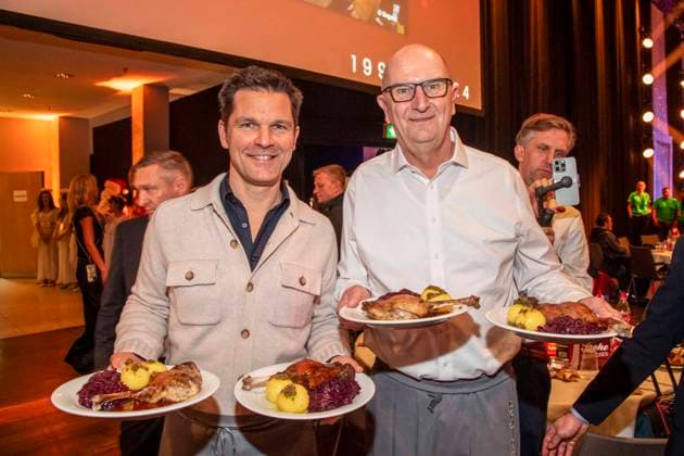 abb: Steffen Krach und Dietmar Woidke als Promi Kellner beim Servieren von Teller mit Gaensekeuele Rotkohl und Kloesse bei der 31. Frank Zander Weihnachtsfeier Weihnachtsessen fuer Obdachlose und Beduerftige Menschen 2025 im Estrel Convention Center am 22.12.2025 in Berlin Berlin Deutschland