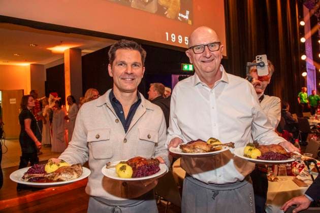abb: Steffen Krach und Dietmar Woidke als Promi Kellner beim Servieren von Teller mit Gaensekeuele Rotkohl und Kloesse bei der 31. Frank Zander Weihnachtsfeier Weihnachtsessen fuer Obdachlose und Beduerftige Menschen 2025 im Estrel Convention Center am 22.12.2025 in Berlin Berlin Deutschland