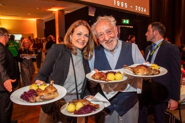 abb: Christiane Zander und Dieter Hallervorden das Ehepaar als Promi Kellner beim Servieren von Teller mit Gaensekeuele Rotkohl und Kloesse bei der 31. Frank Zander Weihnachtsfeier Weihnachtsessen fuer Obdachlose und Beduerftige Menschen 2025 im Estrel Convention Center am 22.12.2025 in Berlin Berlin Deutschland