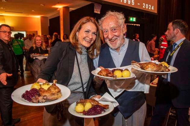abb: Christiane Zander und Dieter Hallervorden das Ehepaar als Promi Kellner beim Servieren von Teller mit Gaensekeuele Rotkohl und Kloesse bei der 31. Frank Zander Weihnachtsfeier Weihnachtsessen fuer Obdachlose und Beduerftige Menschen 2025 im Estrel Convention Center am 22.12.2025 in Berlin Berlin Deutschland