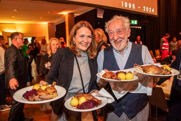 abb: Christiane Zander und Dieter Hallervorden das Ehepaar als Promi Kellner beim Servieren von Teller mit Gaensekeuele Rotkohl und Kloesse bei der 31. Frank Zander Weihnachtsfeier Weihnachtsessen fuer Obdachlose und Beduerftige Menschen 2025 im Estrel Convention Center am 22.12.2025 in Berlin Berlin Deutschland