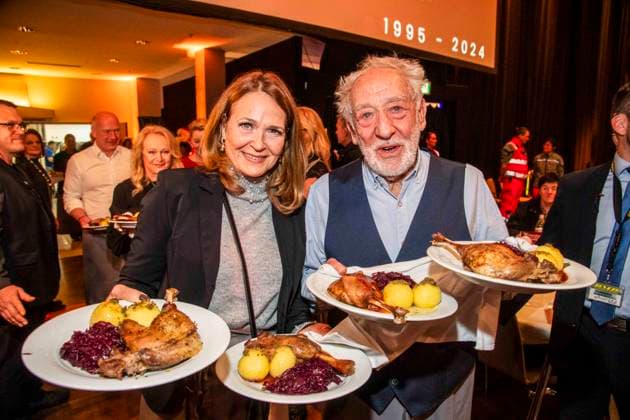 abb: Christiane Zander und Dieter Hallervorden das Ehepaar als Promi Kellner beim Servieren von Teller mit Gaensekeuele Rotkohl und Kloesse bei der 31. Frank Zander Weihnachtsfeier Weihnachtsessen fuer Obdachlose und Beduerftige Menschen 2025 im Estrel Convention Center am 22.12.2025 in Berlin Berlin Deutschland