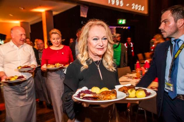 abb: Kai Wegner, Franziska Giffey und Nicole als Promi Kellner beim Servieren von Teller mit Gaensekeuele Rotkohl und Kloesse bei der 31. Frank Zander Weihnachtsfeier Weihnachtsessen fuer Obdachlose und Beduerftige Menschen 2025 im Estrel Convention Center am 22.12.2025 in Berlin Berlin Deutschland