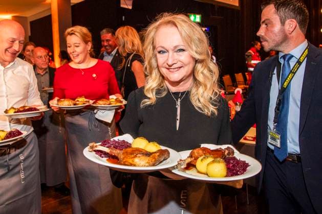 abb: Kai Wegner, Franziska Giffey und Nicole als Promi Kellner beim Servieren von Teller mit Gaensekeuele Rotkohl und Kloesse bei der 31. Frank Zander Weihnachtsfeier Weihnachtsessen fuer Obdachlose und Beduerftige Menschen 2025 im Estrel Convention Center am 22.12.2025 in Berlin Berlin Deutschland