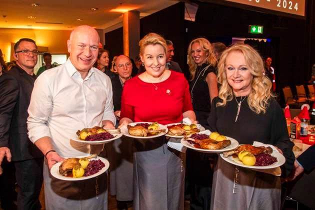 abb: Kai Wegner, Franziska Giffey und Nicole als Promi Kellner beim Servieren von Teller mit Gaensekeuele Rotkohl und Kloesse bei der 31. Frank Zander Weihnachtsfeier Weihnachtsessen fuer Obdachlose und Beduerftige Menschen 2025 im Estrel Convention Center am 22.12.2025 in Berlin Berlin Deutschland