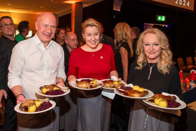 abb: Kai Wegner, Franziska Giffey und Nicole als Promi Kellner beim Servieren von Teller mit Gaensekeuele Rotkohl und Kloesse bei der 31. Frank Zander Weihnachtsfeier Weihnachtsessen fuer Obdachlose und Beduerftige Menschen 2025 im Estrel Convention Center am 22.12.2025 in Berlin Berlin Deutschland