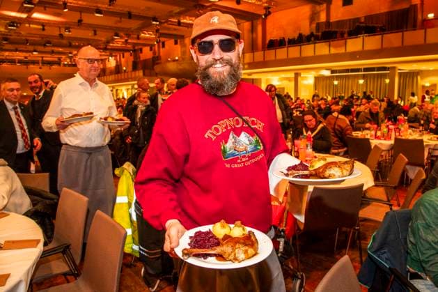 abb: Der Rapper MC Fitti als Promi Kellner beim Servieren von Teller mit Gaensekeuele Rotkohl und Kloesse bei der 31. Frank Zander Weihnachtsfeier Weihnachtsessen fuer Obdachlose und Beduerftige Menschen 2025 im Estrel Convention Center am 22.12.2025 in Berlin Berlin Deutschland