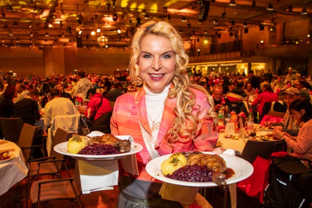 abb: Victoria Herrmann Moderatorin als Promi Kellner beim Servieren von Teller mit Gaensekeuele Rotkohl und Kloesse bei der 31. Frank Zander Weihnachtsfeier Weihnachtsessen fuer Obdachlose und Beduerftige Menschen 2025 im Estrel Convention Center am 22.12.2025 in Berlin Berlin Deutschland