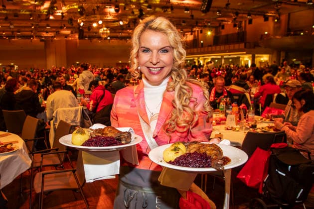 abb: Victoria Herrmann Moderatorin als Promi Kellner beim Servieren von Teller mit Gaensekeuele Rotkohl und Kloesse bei der 31. Frank Zander Weihnachtsfeier Weihnachtsessen fuer Obdachlose und Beduerftige Menschen 2025 im Estrel Convention Center am 22.12.2025 in Berlin Berlin Deutschland