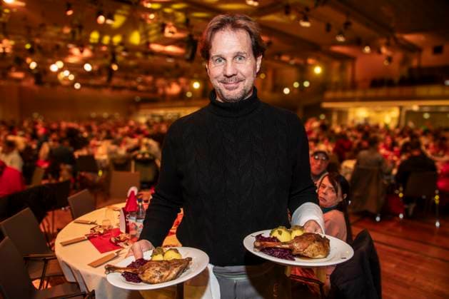 abb: Thomas Heinze Schauspieler als Promi Kellner beim Servieren von Teller mit Gaensekeuele Rotkohl und Kloesse bei der 31. Frank Zander Weihnachtsfeier Weihnachtsessen fuer Obdachlose und Beduerftige Menschen 2025 im Estrel Convention Center am 22.12.2025 in Berlin Berlin Deutschland