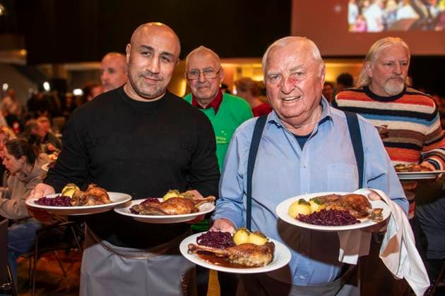 abb: Arthur Abraham und Ulli Wegner Boxer Trainer als Promi Kellner beim Servieren von Teller mit Gaensekeuele Rotkohl und Kloesse bei der 31. Frank Zander Weihnachtsfeier Weihnachtsessen fuer Obdachlose und Beduerftige Menschen 2025 im Estrel Convention Center am 22.12.2025 in Berlin Berlin Deutschland