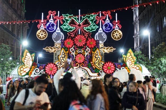 (251223) -- MEXICO CITY, Dec. 23, 2025 -- People visit a winter lights festival at the Zocalo square in Mexico City, Mexico, Dec. 22, 2025. A winter lights festival is held here to welcome the arrival of 2026. ) MEXICO-MEXICO CITY-WINTER LIGHTS FESTIVAL FranciscoxCanedo 