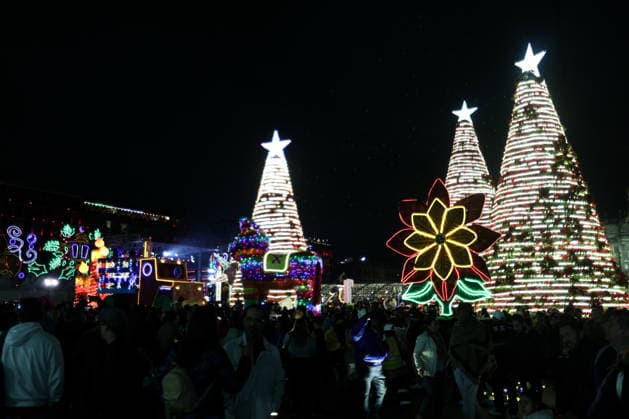 (251223) -- MEXICO CITY, Dec. 23, 2025 -- People visit a winter lights festival at the Zocalo square in Mexico City, Mexico, Dec. 22, 2025. A winter lights festival is held here to welcome the arrival of 2026. ) MEXICO-MEXICO CITY-WINTER LIGHTS FESTIVAL FranciscoxCanedo 