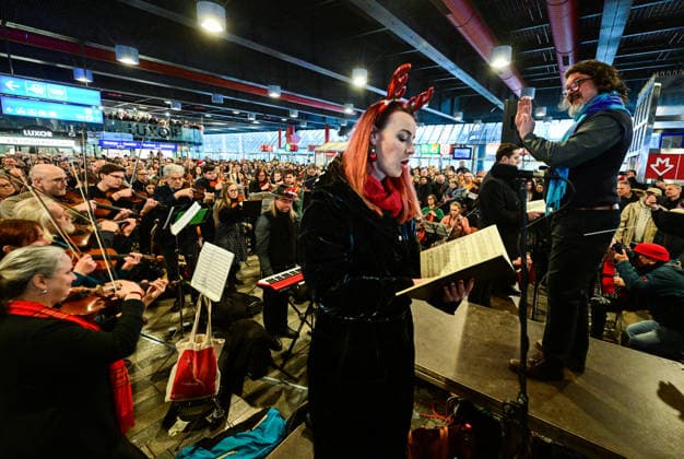 People gathered to sing Christmas Mass by Jakub Jan Ryba at Main Railway Station in Prague, Czech Republic, on December 23, 2025. (CTKxPhoto RomanxVondrous) CTKPhotoP2025122303174  CTKPhotoP2025122303174
