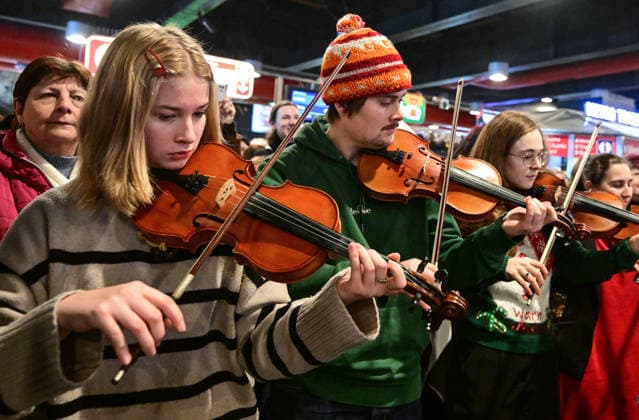 People gathered to sing Christmas Mass by Jakub Jan Ryba at Main Railway Station in Prague, Czech Republic, on December 23, 2025. (CTKxPhoto RomanxVondrous) CTKPhotoP2025122303214  CTKPhotoP2025122303214