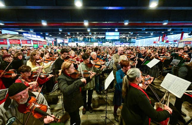 People gathered to sing Christmas Mass by Jakub Jan Ryba at Main Railway Station in Prague, Czech Republic, on December 23, 2025. (CTKxPhoto RomanxVondrous) CTKPhotoP2025122303250  CTKPhotoP2025122303250
