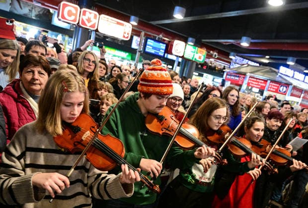 People gathered to sing Christmas Mass by Jakub Jan Ryba at Main Railway Station in Prague, Czech Republic, on December 23, 2025. (CTKxPhoto RomanxVondrous) CTKPhotoP2025122303280  CTKPhotoP2025122303280