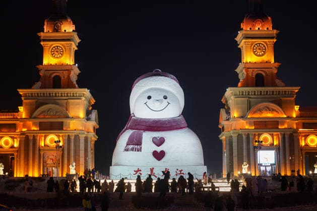HARBIN, CHINA - DECEMBER 23: A giant snowman stands at the Qunli Music Park at night on December 23, 2025 in Harbin, Heilongjiang Province of China. This year s giant snowman, 19 meters in height and made with some 3,000 cubic meters of snow, is one meter taller than that of last year.  Copyright: xChinaxNewsxServicex 111611692743