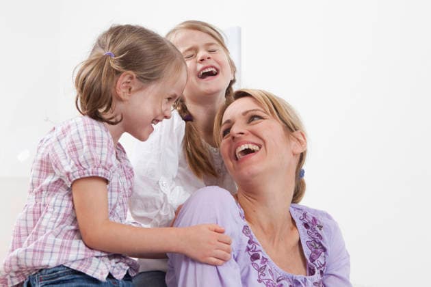 Mother and daughters laughing together indoors in Munich model released, Symbolfoto property released, RBF000284