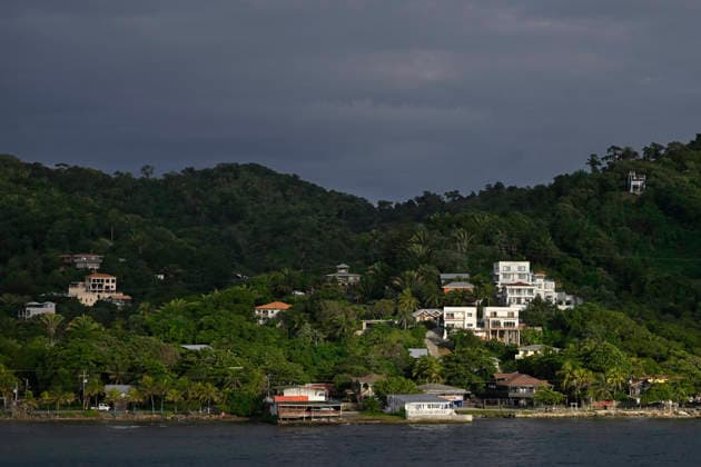December 5, 2025 - Roatan, Honduras - Homes along the mountain side are seen in Coxen Hole as the Viking Mars passenger cruise ship arrives at Roatan, Honduras on December 5, 2025. Roatan, an island in the Caribbean, about 40 miles off the northern coast of Honduras. The largest of the Bay Islands of Honduras. Coxen Hole Honduras - ZUMAbk3_ 20251205_zaf_bk3_006 Copyright: xDavidxBeckerx