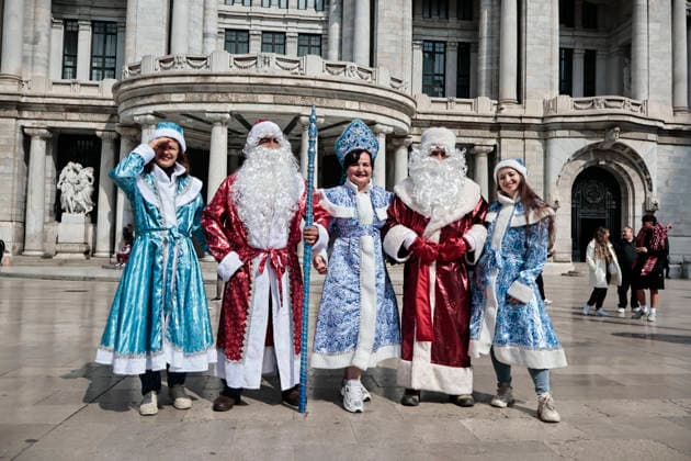 December 23, 2025, Mexico, Cdmx, Mexico: Members of the Russian community living in Mexico City held a parade to celebrate Christmas. They celebrate the birthday of Ded Moroz, the Russian equivalent of Santa Claus, on December 18th. However, Christmas in Russia is celebrated on January 7th according to the Russian Orthodox Church. Some Russians living in Mexico celebrate it on December 24th, like most of the country, following Catholic traditions. Mexico Mexico - ZUMAp204 20251223_zip_p204_001 Copyright: xJosuexPerezx