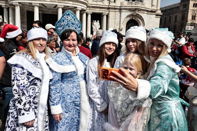 December 23, 2025, Mexico, Cdmx, Mexico: Members of the Russian community living in Mexico City held a parade to celebrate Christmas. They celebrate the birthday of Ded Moroz, the Russian equivalent of Santa Claus, on December 18th. However, Christmas in Russia is celebrated on January 7th according to the Russian Orthodox Church. Some Russians living in Mexico celebrate it on December 24th, like most of the country, following Catholic traditions. Mexico Mexico - ZUMAp204 20251223_zip_p204_013 Copyright: xJosuexPerezx