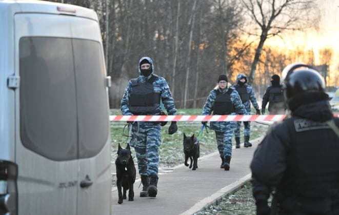 Russia Moscow Bomb Explosion 9078907 24.12.2025 Law enforcement members with dogs work at the site of a bomb explosion, which killed two apolice aofficers ‹and another person they were trying to stop, in southern Moscow, Russia. Yuri Kochetkov Sputnik Moscow Russia  Copyright: xYurixKochetkovx