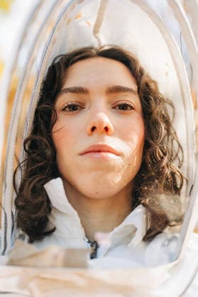 Woman beekeeper wearing protective suit looking directly North Andover, Massachusetts, United States CR_FKNH251215-1903163-01 ,model released, Symbolfoto