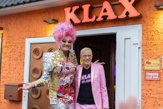 Der Dresdner Multiunternehmer Wolfgang Wolle Förster (re.) begrüßt Dragqueen Olivia Jones (li., Travestie-Kunstfigur von Oliver Knöbel, geb. 21. November 1969) vor der Nachtbar Klax in Dresden. Olivia Jones ist Stargast der Feier anläßlich des 35-jährigen Jubiläums der Nachtbar Klax in Dresden. *** The Dresden multi-entrepreneur Wolfgang Wolle Förster right welcomes drag queen Olivia Jones left, travesty art figure of Oliver Knöbel, born November 21, 1969 in front of the Nachtbar Klax in Dresden Olivia Jones is star guest of the celebration on the occasion of the 35th anniversary of the Nachtbar Klax in Dresden
