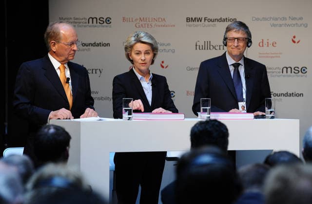 53rd Munich Security Conference MUNICH, GERMANY - FEBRUARY 17: (from L-R) Chairman of the Munich Security Conference (MSC), Wolfgang Ischinger , German Minister of Defence Ursula von der Leyen and Microsoft founder Bill Gates attend a book presentation at the MSC at Hotel Bayerischer Hof in Munich, Germany, on Februrary 16, 2017. The annual event brings together government representatives and security experts from across the globe. Münih Germany. Editorial use only. Please get in touch for any other usage.  Copyright: x2025xAnadoluxAndreasxGebertx