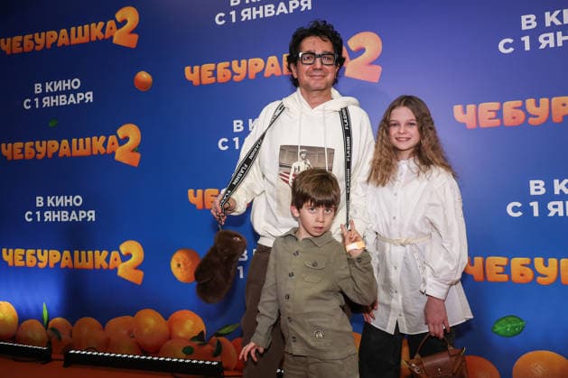 RUSSIA, MOSCOW - DECEMBER 24, 2025: Producer Alexei Bokov poses with his children on the red carpet during the premiere of the family comedy Cheburashka 2 by Dmitry Dyachenko at the KARO 11 Oktyabr cinema on Novy Arbat Street (New Arbat Avenue). Valery Sharifulin TASS  86692486