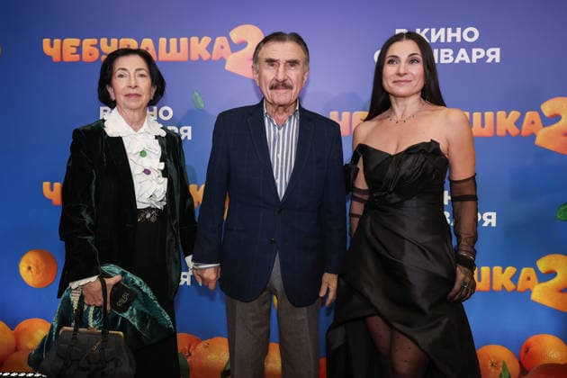 RUSSIA, MOSCOW - DECEMBER 24, 2025: Actor Leonid Kanevsky poses with his wife Anna Berezina (L) and daughter Natalya Kanevskaya on the red carpet during the premiere of the family comedy Cheburashka 2 by Dmitry Dyachenko at the KARO 11 Oktyabr cinema on Novy Arbat Street (New Arbat Avenue). Valery Sharifulin TASS  86692958