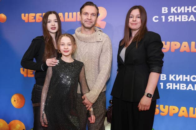 RUSSIA, MOSCOW - DECEMBER 24, 2025: Actor Viktor Dobronravov poses with his family on the red carpet during the premiere of the family comedy Cheburashka 2 by Dmitry Dyachenko at the KARO 11 Oktyabr cinema on Novy Arbat Street (New Arbat Avenue). Valery Sharifulin TASS  86692669