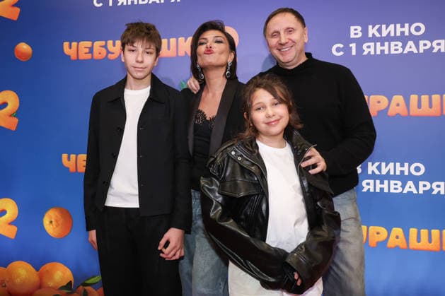 RUSSIA, MOSCOW - DECEMBER 24, 2025: Producer Vyacheslav Murugov poses with his wife Yevgenia Markova and their children on the red carpet during the premiere of the family comedy Cheburashka 2 by Dmitry Dyachenko at the KARO 11 Oktyabr cinema on Novy Arbat Street (New Arbat Avenue). Valery Sharifulin TASS  86692670