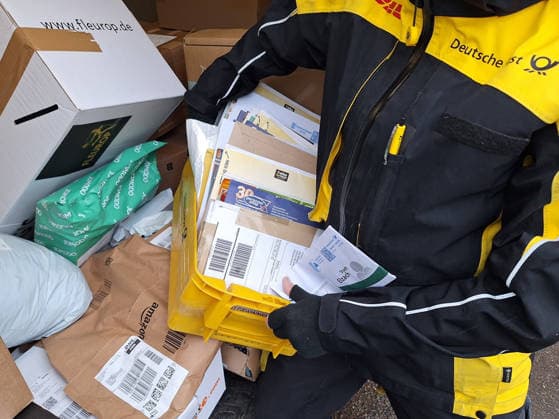Winden Themenbild - Deutsche Post, DHL, Brieftraeger, Postbote, Briefe und Pakete zustellen Themenbild - Deutsche Post, DHL, Brieftraeger, Postbote, Briefe und Pakete zustellen Brieftraeger, Postler, Paketbote, Briefzusteller mit seinem Postauto, Postfahrzeug beim Post austragen und Paket, Päckchen scannen, Paket und Brief zustellen, Symbolbild, Themenbild, Featurebild *** Winch theme picture Deutsche Post, DHL, letter carrier, letter carrier, delivering letters and parcels theme picture Deutsche Post, DHL, letter carrier, letter carrier, delivering letters and parcels letter carrier, postman, parcel carrier, letter carrier with his post van, postal vehicle delivering mail and parcel, parcel scanning, parcel and letter delivery, symbol p Copyright: xFleigx xEibner-Pressefotox EP_dfg