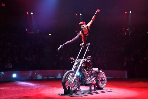 Show Premiere Winterspielzeit 2025 Circus Krone Ich. Du, Wir. Krone Manege Kronebau München 25. Dezember 2025