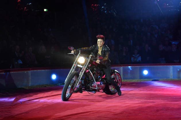 Show Premiere Winterspielzeit 2025 Circus Krone Ich. Du, Wir. Krone Manege Kronebau München 25. Dezember 2025