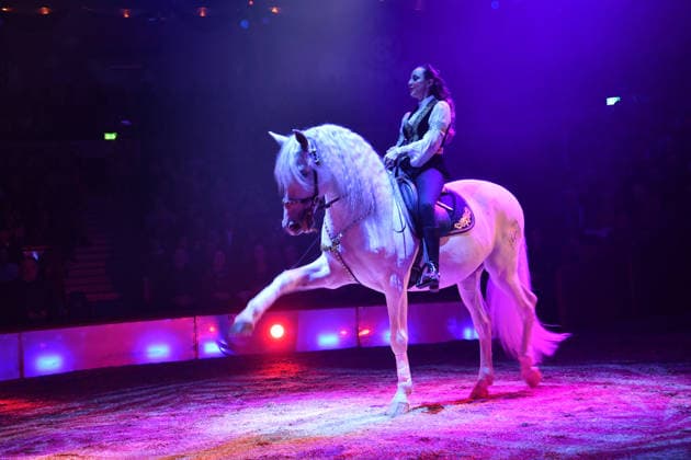 Jana Mandana Lacey-Krone Show Premiere Winterspielzeit 2025 Circus Krone Ich. Du, Wir. Krone Manege Kronebau München 25. Dezember 2025