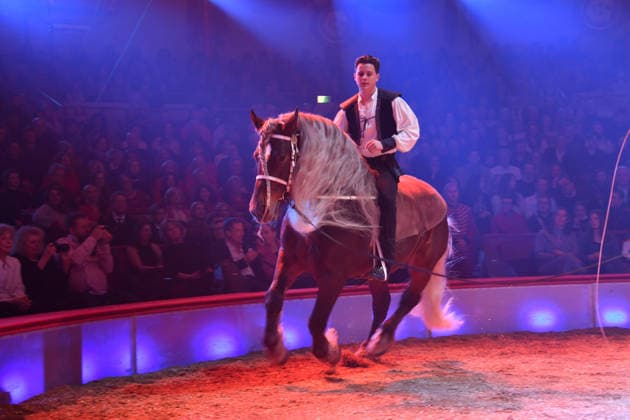 Alexis Lacey Show Premiere Winterspielzeit 2025 Circus Krone Ich. Du, Wir. Krone Manege Kronebau München 25. Dezember 2025