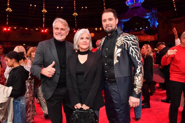 Birgit Schrowange mit Ehemann Frank Sporthelfer und Martin Lacey jr. Premiere Winterspielzeit 2025 Circus Krone Ich. Du, Wir. Krone Manege Kronebau München 25. Dezember 2025