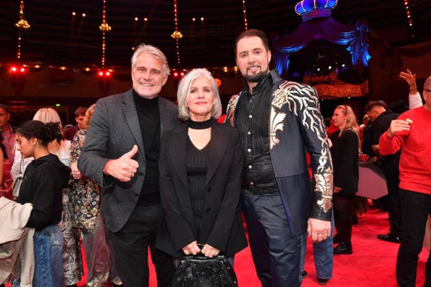 Birgit Schrowange mit Ehemann Frank Sporthelfer und Martin Lacey jr. Premiere Winterspielzeit 2025 Circus Krone Ich. Du, Wir. Krone Manege Kronebau München 25. Dezember 2025 *** Birgit Schrowange with husband Frank Sporthelfer and Martin Lacey jr Premiere winter season 2025 Circus Krone Ich Du, Wir Krone Manege Kronebau Munich December 25, 2025