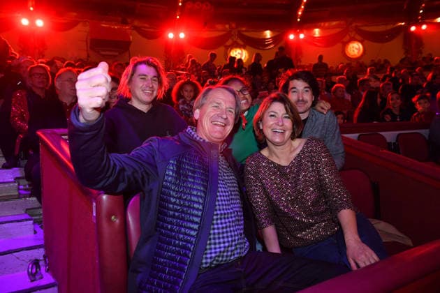 Markus Wasmeier mit Ehefrau Brigitte Premiere Winterspielzeit 2025 Circus Krone Ich. Du, Wir. Krone Manege Kronebau München 25. Dezember 2025