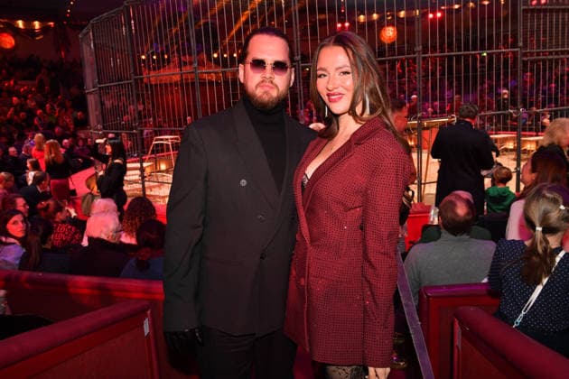 Joelina Drews mit Freund Adrian Louis Premiere Winterspielzeit 2025 Circus Krone Ich. Du, Wir. Krone Manege Kronebau München 25. Dezember 2025