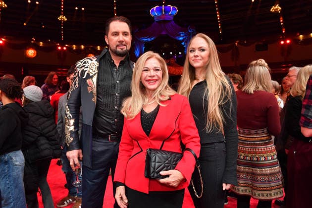 Martin Lacey jr. Und Julia Kent mit Tochter Premiere Winterspielzeit 2025 Circus Krone Ich. Du, Wir. Krone Manege Kronebau München 25. Dezember 2025