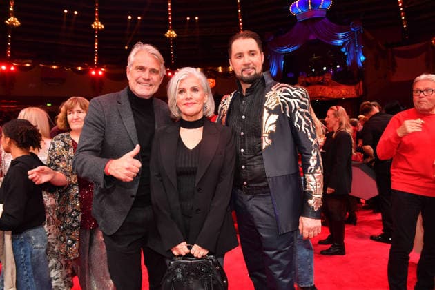 Birgit Schrowange mit Ehemann Frank Sporthelfer und Martin Lacey jr. Premiere Winterspielzeit 2025 Circus Krone Ich. Du, Wir. Krone Manege Kronebau München 25. Dezember 2025