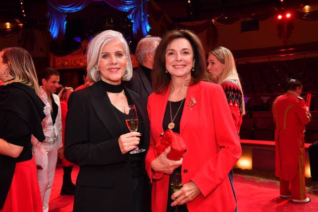 Birgit Schrowange und Uschi Dämmrich von Luttitz Premiere Winterspielzeit 2025 Circus Krone Ich. Du, Wir. Krone Manege Kronebau München 25. Dezember 2025