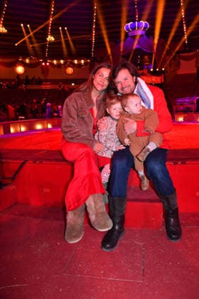 Michael von Kassel mit Ehefrau Kitty und den Kindern Premiere Winterspielzeit 2025 Circus Krone Ich. Du, Wir. Krone Manege Kronebau München 25. Dezember 2025