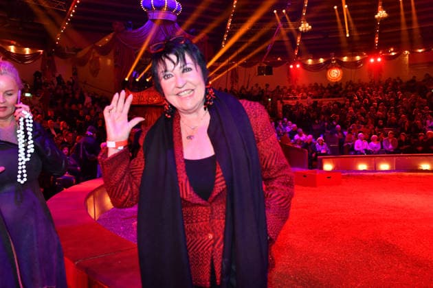 Uschi Ackermann Premiere Winterspielzeit 2025 Circus Krone Ich. Du, Wir. Krone Manege Kronebau München 25. Dezember 2025
