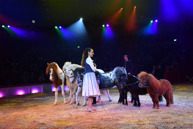 Jana Mandana Lacey-Krone Show Premiere Winterspielzeit 2025 Circus Krone Ich. Du, Wir. Krone Manege Kronebau München 25. Dezember 2025