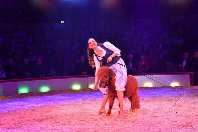 Jana Mandana Lacey-Krone Show Premiere Winterspielzeit 2025 Circus Krone Ich. Du, Wir. Krone Manege Kronebau München 25. Dezember 2025